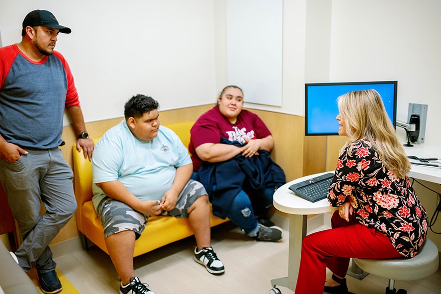 Strong4Lice Clinic PA Kerstin Ohlsson meeting with patient family on bariatric track