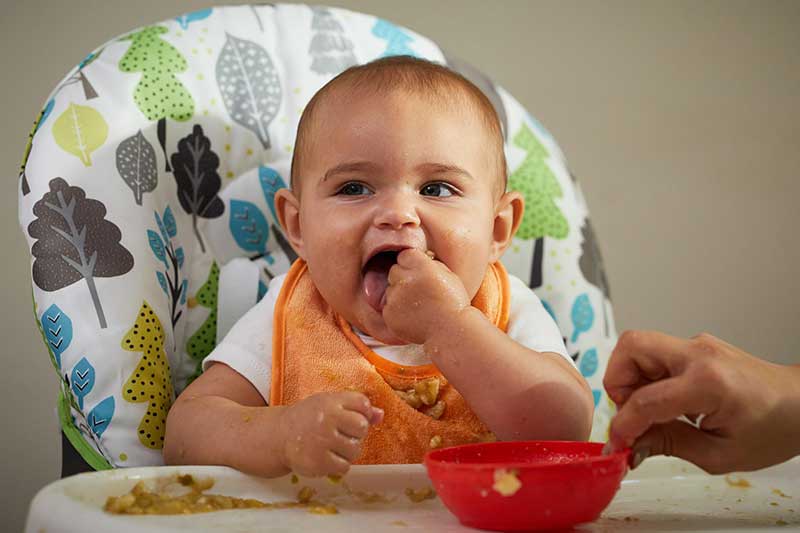 https://www.strong4life.com/-/media/Strong4Life/feeding-and-nutrition/starting-solid-foods/4-Tips-for-Trying-Out-New-Textures-With-Baby/8m_self_feeding_mashed_002.jpg?h=533&la=en&w=800&hash=FF94E47D910E8440CD4153BE6D5B32E2F593C99A